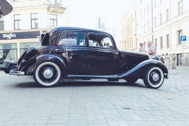 City Riga, Letonya. Başkenti Riga Oldtimer araba Festivali. Kentsel şehir manzaralı, halklar, arabalar ve binalar. Seyahat fotoğraf 2018.