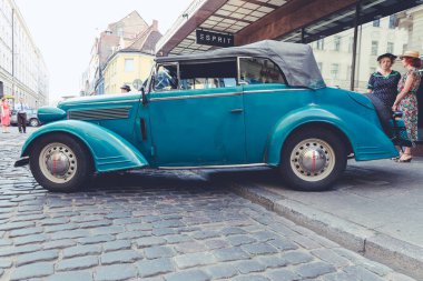 City Riga, Letonya. Başkenti Riga Oldtimer araba Festivali. Kentsel şehir manzaralı, halklar, arabalar ve binalar. Seyahat fotoğraf 2018.