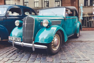 City Riga, Letonya. Başkenti Riga Oldtimer araba Festivali. Kentsel şehir manzaralı, halklar, arabalar ve binalar. Seyahat fotoğraf 2018.