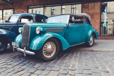 City Riga, Letonya. Başkenti Riga Oldtimer araba Festivali. Kentsel şehir manzaralı, halklar, arabalar ve binalar. Seyahat fotoğraf 2018.