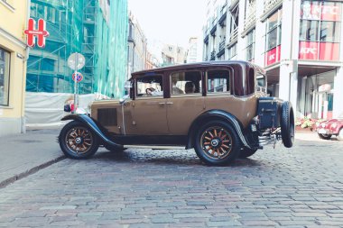 City Riga, Letonya. Başkenti Riga Oldtimer araba Festivali. Kentsel şehir manzaralı, halklar, arabalar ve binalar. Seyahat fotoğraf 2018.