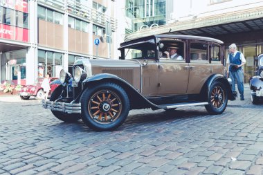 City Riga, Letonya. Başkenti Riga Oldtimer araba Festivali. Kentsel şehir manzaralı, halklar, arabalar ve binalar. Seyahat fotoğraf 2018.