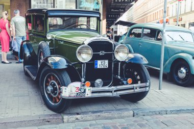 City Riga, Letonya. Başkenti Riga Oldtimer araba Festivali. Kentsel şehir manzaralı, halklar, arabalar ve binalar. Seyahat fotoğraf 2018.