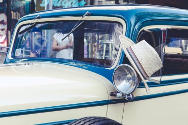 City Riga, Letonya. Başkenti Riga Oldtimer araba Festivali. Kentsel şehir manzaralı, halklar, arabalar ve binalar. Seyahat fotoğraf 2018.