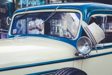 City Riga, Letonya. Başkenti Riga Oldtimer araba Festivali. Kentsel şehir manzaralı, halklar, arabalar ve binalar. Seyahat fotoğraf 2018.