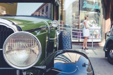 City Riga, Letonya. Başkenti Riga Oldtimer araba Festivali. Kentsel şehir manzaralı, halklar, arabalar ve binalar. Seyahat fotoğraf 2018.