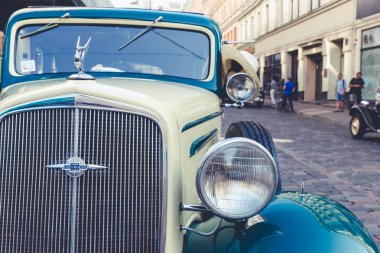 City Riga, Letonya. Başkenti Riga Oldtimer araba Festivali. Kentsel şehir manzaralı, halklar, arabalar ve binalar. Seyahat fotoğraf 2018.