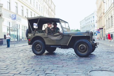 City Riga, Letonya. Başkenti Riga Oldtimer araba Festivali. Kentsel şehir manzaralı, halklar, arabalar ve binalar. Seyahat fotoğraf 2018.