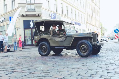 City Riga, Letonya. Başkenti Riga Oldtimer araba Festivali. Kentsel şehir manzaralı, halklar, arabalar ve binalar. Seyahat fotoğraf 2018.