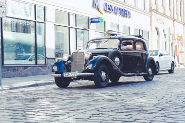 City Riga, Letonya. Başkenti Riga Oldtimer araba Festivali. Kentsel şehir manzaralı, halklar, arabalar ve binalar. Seyahat fotoğraf 2018.