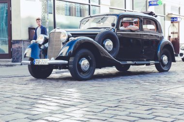 City Riga, Letonya. Başkenti Riga Oldtimer araba Festivali. Kentsel şehir manzaralı, halklar, arabalar ve binalar. Seyahat fotoğraf 2018.