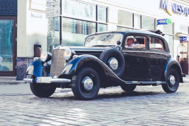 City Riga, Letonya. Başkenti Riga Oldtimer araba Festivali. Kentsel şehir manzaralı, halklar, arabalar ve binalar. Seyahat fotoğraf 2018.