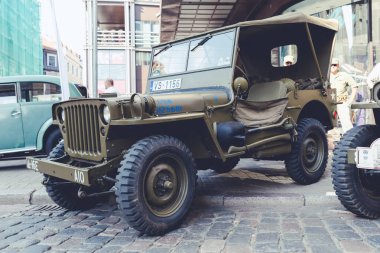 City Riga, Letonya. Başkenti Riga Oldtimer araba Festivali. Kentsel şehir manzaralı, halklar, arabalar ve binalar. Seyahat fotoğraf 2018.