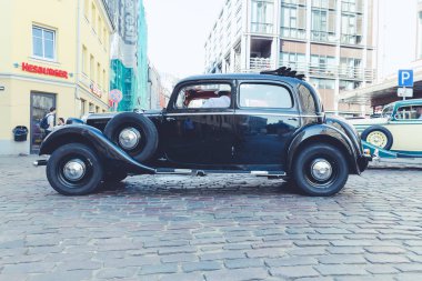 City Riga, Letonya. Başkenti Riga Oldtimer araba Festivali. Kentsel şehir manzaralı, halklar, arabalar ve binalar. Seyahat fotoğraf 2018.