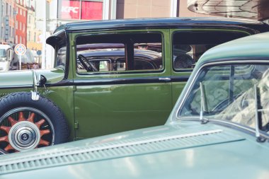 City Riga, Letonya. Başkenti Riga Oldtimer araba Festivali. Kentsel şehir manzaralı, halklar, arabalar ve binalar. Seyahat fotoğraf 2018.
