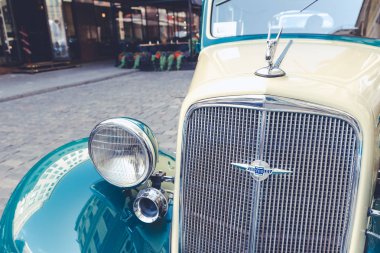 City Riga, Letonya. Başkenti Riga Oldtimer araba Festivali. Kentsel şehir manzaralı, halklar, arabalar ve binalar. Seyahat fotoğraf 2018.