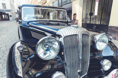 City Riga, Letonya. Başkenti Riga Oldtimer araba Festivali. Kentsel şehir manzaralı, halklar, arabalar ve binalar. Seyahat fotoğraf 2018.