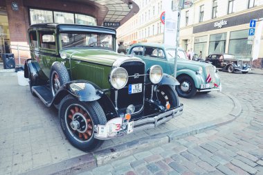 City Riga, Letonya. Başkenti Riga Oldtimer araba Festivali. Kentsel şehir manzaralı, halklar, arabalar ve binalar. Seyahat fotoğraf 2018.