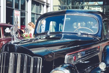 City Riga, Letonya. Başkenti Riga Oldtimer araba Festivali. Kentsel şehir manzaralı, halklar, arabalar ve binalar. Seyahat fotoğraf 2018.