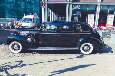 City Riga, Letonya. Başkenti Riga Oldtimer araba Festivali. Kentsel şehir manzaralı, halklar, arabalar ve binalar. Seyahat fotoğraf 2018.