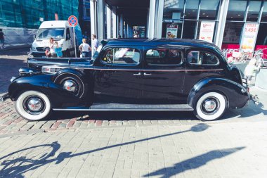 City Riga, Letonya. Başkenti Riga Oldtimer araba Festivali. Kentsel şehir manzaralı, halklar, arabalar ve binalar. Seyahat fotoğraf 2018.