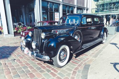 City Riga, Letonya. Başkenti Riga Oldtimer araba Festivali. Kentsel şehir manzaralı, halklar, arabalar ve binalar. Seyahat fotoğraf 2018.