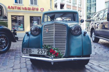 Başkenti Riga Oldtimer araba Festivali. Kentsel şehir manzaralı, halklar