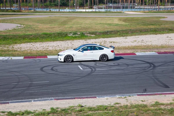 City Riga, Letonya. Ev ve araba ile yol. Kentsel şehir, yol. Hızlı hız, güç ve duygular. Seyahat fotoğraf 2018.