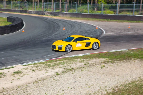 City Riga, Letonya. Ev ve araba ile yol. Kentsel şehir, yol. Hızlı hız, güç ve duygular. Seyahat fotoğraf 2018.