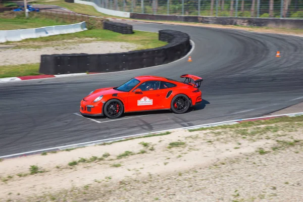 City Riga, Letonya. Ev ve araba ile yol. Kentsel şehir, yol. Hızlı hız, güç ve duygular. Seyahat fotoğraf 2018.