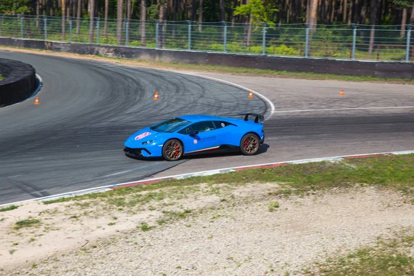 City Riga, Letonya. Ev ve araba ile yol. Kentsel şehir, yol. Hızlı hız, güç ve duygular. Seyahat fotoğraf 2018.