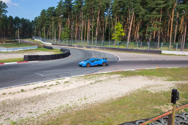 City Riga, Letonya. Ev ve araba ile yol. Kentsel şehir, yol. Hızlı hız, güç ve duygular. Seyahat fotoğraf 2018.