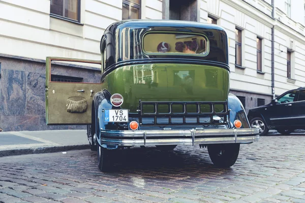 City Riga, Letonya. Başkenti Riga Oldtimer araba Festivali. Kentsel şehir manzaralı, halklar, arabalar ve binalar. Seyahat fotoğraf 2018.