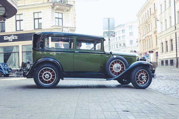 City Riga, Letonya. Başkenti Riga Oldtimer araba Festivali. Kentsel şehir manzaralı, halklar, arabalar ve binalar. Seyahat fotoğraf 2018.
