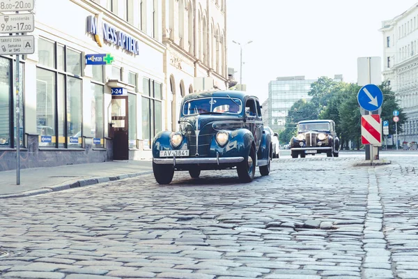 City Riga, Letonya. Başkenti Riga Oldtimer araba Festivali. Kentsel şehir manzaralı, halklar, arabalar ve binalar. Seyahat fotoğraf 2018.
