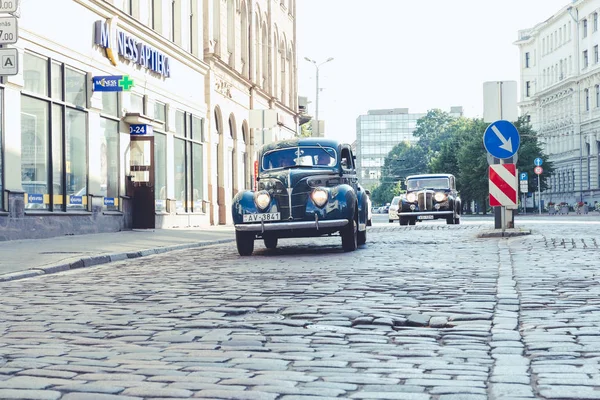 City Riga, Letonya. Başkenti Riga Oldtimer araba Festivali. Kentsel şehir manzaralı, halklar, arabalar ve binalar. Seyahat fotoğraf 2018.