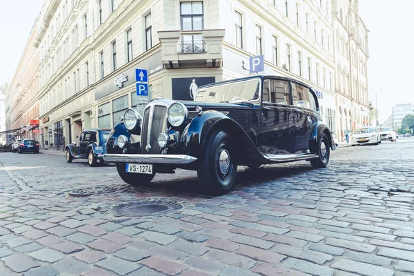 City Riga, Letonya. Başkenti Riga Oldtimer araba Festivali. Kentsel şehir manzaralı, halklar, arabalar ve binalar. Seyahat fotoğraf 2018.