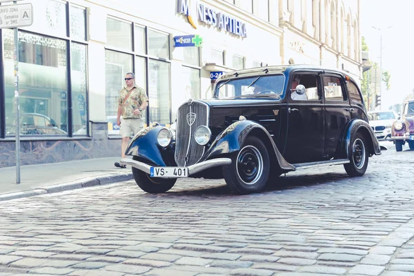 City Riga, Letonya. Başkenti Riga Oldtimer araba Festivali. Kentsel şehir manzaralı, halklar, arabalar ve binalar. Seyahat fotoğraf 2018.