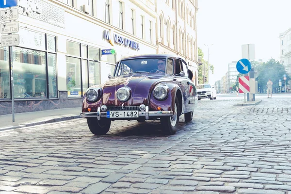 City Riga, Letonya. Başkenti Riga Oldtimer araba Festivali. Kentsel şehir manzaralı, halklar, arabalar ve binalar. Seyahat fotoğraf 2018.