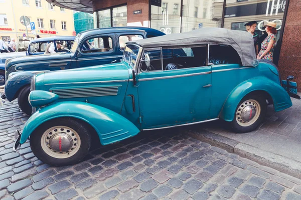 City Riga, Letonya. Başkenti Riga Oldtimer araba Festivali. Kentsel şehir manzaralı, halklar, arabalar ve binalar. Seyahat fotoğraf 2018.