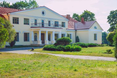 Şehir Dzerbene, Letonya. Eski malikane ve çayır, yeşil ağaçlar. Seyahat fotoğraf 2018.