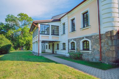 Şehir Vecpiebalga, Letonya. Eski malikane ve çayır, yeşil ağaçlar. Seyahat fotoğraf 2018.