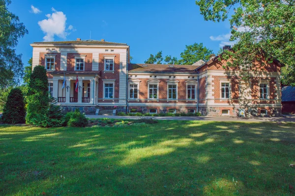 Şehir Taurene, Letonya. Eski malikane ve çayır, yeşil ağaçlar. Seyahat fotoğraf 2018.