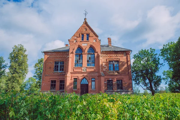 Stadt Cirsta Lettland Altes Herrenhaus Und Wiese Grüne Bäume Reisefoto — Stockfoto