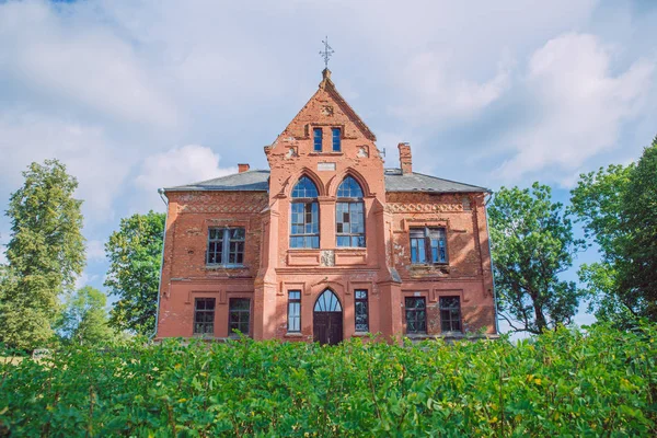 Stadt Cirsta Lettland Altes Herrenhaus Und Wiese Grüne Bäume Reisefoto — Stockfoto