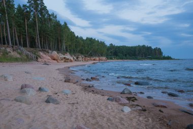 Şehir Veczemju kayalar, Letonya. Baltık Denizi dalgalar, kayalar ve mavi gökyüzü. Yaz gecesi. Seyahat fotoğraf 2018.