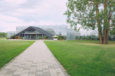 Şehir Salaspils, Letonya. Botanik Bahçe Ev, ağaçlar, su ve çiçekler. Doğa ve seyahat fotoğraf 2018.