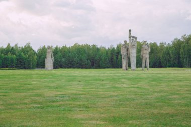 Şehir Salaspils, Letonya. Anma töreninde Salaspils, insanların ölmesi, anıtlar ve doğa anıtı. Seyahat fotoğraf 2018.