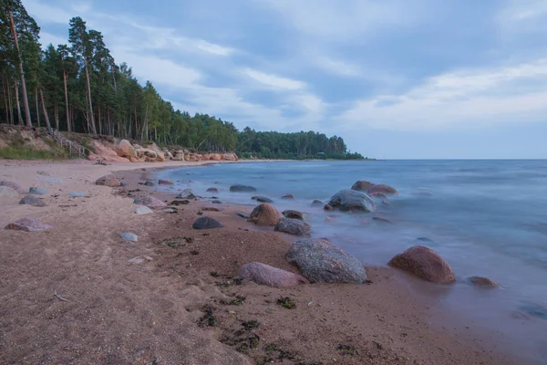 Stad Veczemju Rotsen Letland Oostzee Met Golven Rotsen Blauwe Hemel — Stockfoto