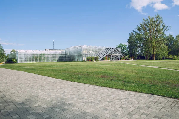 Stadt Salaspils Lettland Botanischer Garten Haus Bäume Wasser Und Blumen — Stockfoto